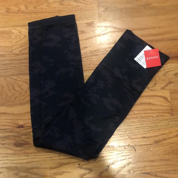 SPANX Look At Me Now Seamless Leggings Large NWT Black Camo - Picture 1 of 8